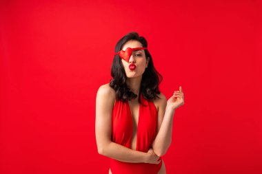 Şehvetli vücutlu seksi kadın erotik pozlar veriyor.