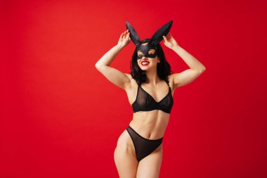 Şehvetli vücutlu seksi kadın erotik pozlar veriyor.