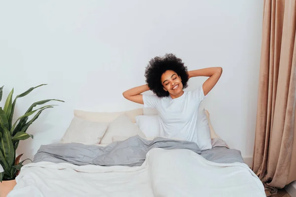 Afro Amerikaans Meisje Rustend Bed Thuis Mooie Vrouw Ontspannen Thuis — Stockfoto