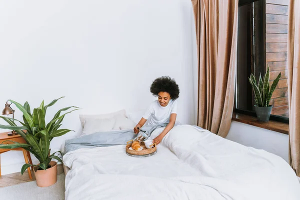 Afro Amerikai Lány Pihen Ágyban Otthon Gyönyörű Pihentető Otthon Reggelizik — Stock Fotó