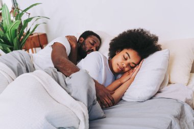 Afro-Amerikan çift yatakta - gerçekten güzel ve neşeli sevgililer evde