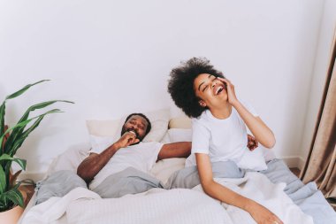 Afro-Amerikan çift yatakta - gerçekten güzel ve neşeli sevgililer evde