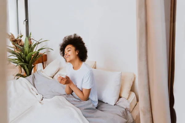 Afro Amerikaans Meisje Rusten Bed Thuis Mooie Vrouw Ontspannen Thuis — Stockfoto