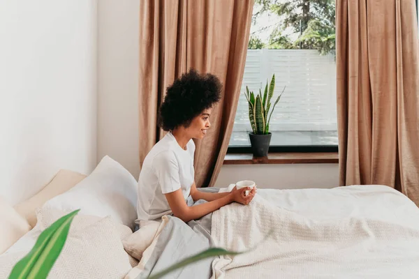 Африкансько Американська Дівчинка Відпочиває Ліжку Вдома Красива Жінка Відпочиває Вдома — стокове фото