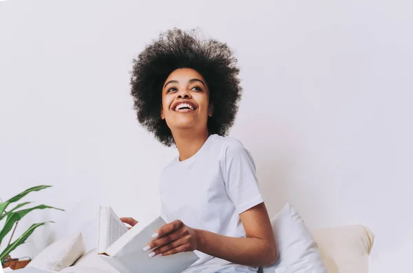 Afro Amerikansk Flicka Vilar Sängen Hemma Vacker Kvinna Avkopplande Hemma — Stockfoto