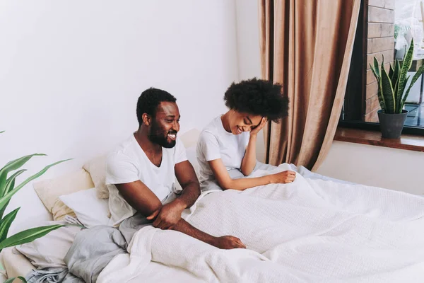 Афроамериканське Подружжя Ліжку Дійсна Гарна Весела Пара Закоханих Вдома — стокове фото
