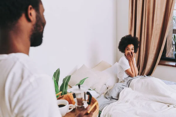 Pareja Afroamericana Cama Pareja Amantes Muy Guapas Alegres Casa — Foto de Stock