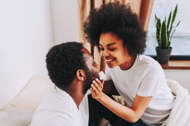 Afro-Amerikan çift yatakta - gerçekten güzel ve neşeli sevgililer evde
