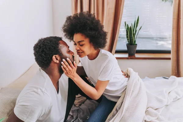 Pareja Afroamericana Cama Pareja Amantes Muy Guapas Alegres Casa — Foto de Stock