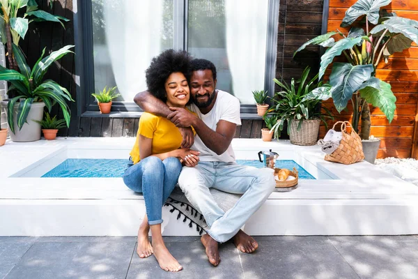 Pareja Afroamericana Casa Jardín Hermosa Pareja Negra Pasando Tiempo Juntos — Foto de Stock