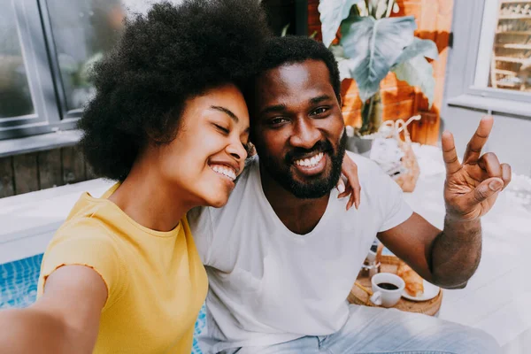 Casal Afro Americano Casa Jardim Casal Negro Bonito Passar Tempo — Fotografia de Stock