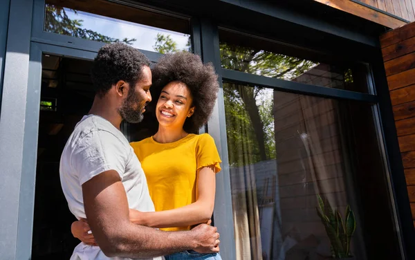 Afroamerikanisches Paar Hause Garten Schönes Schwarzes Paar Verbringt Zeit Miteinander — Stockfoto