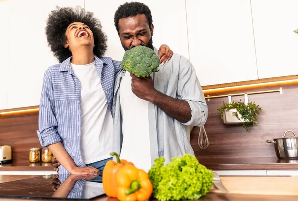 Hermosa Pareja Afroamericana Cocinando Casa Hermosa Alegre Pareja Negra Preparando —  Fotos de Stock