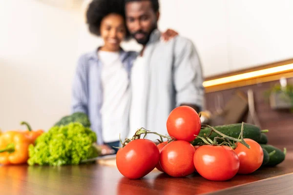 Hermosa Pareja Afroamericana Cocinando Casa Hermosa Alegre Pareja Negra Preparando —  Fotos de Stock