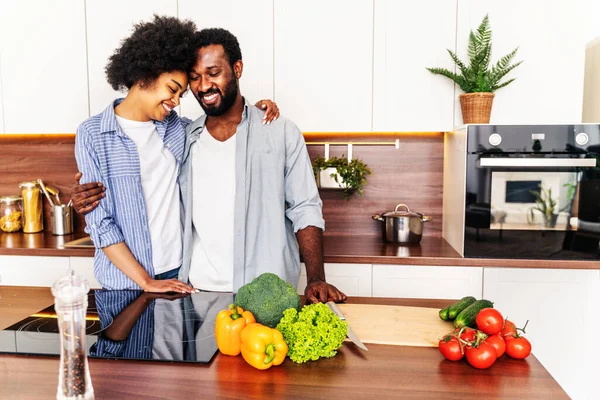 Hermosa Pareja Afroamericana Cocinando Casa Hermosa Alegre Pareja Negra Preparando —  Fotos de Stock