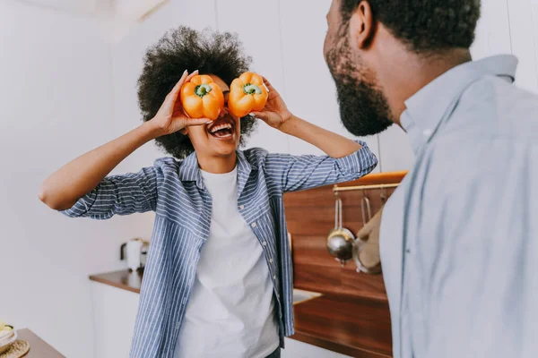 Hermosa Pareja Afroamericana Cocinando Casa Hermosa Alegre Pareja Negra Preparando —  Fotos de Stock