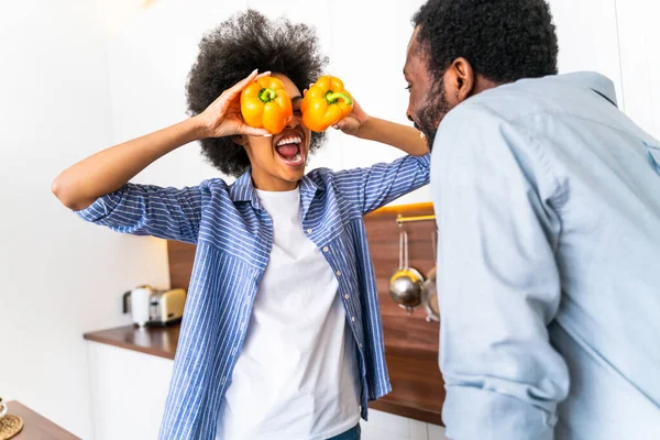 Mooi Afro Amerikaans Paar Koken Thuis Mooi Vrolijk Zwart Paar — Stockfoto