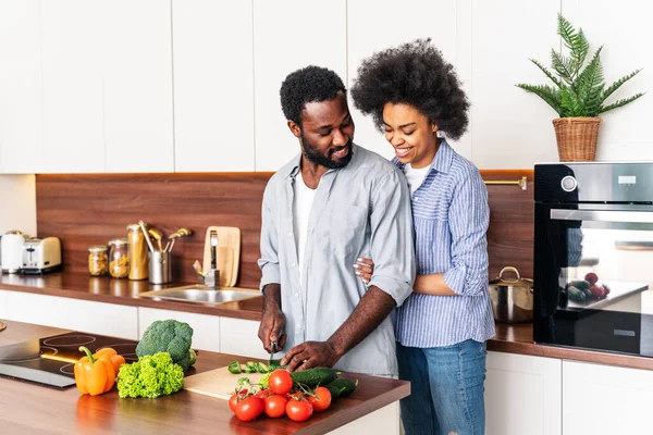 Mooi Afro Amerikaans Paar Koken Thuis Mooi Vrolijk Zwart Paar — Stockfoto