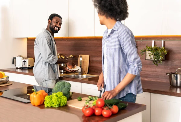 Mooi Afro Amerikaans Paar Koken Thuis Mooi Vrolijk Zwart Paar — Stockfoto