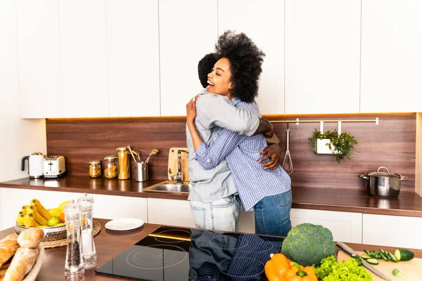 Mooi Afro Amerikaans Paar Koken Thuis Mooi Vrolijk Zwart Paar — Stockfoto