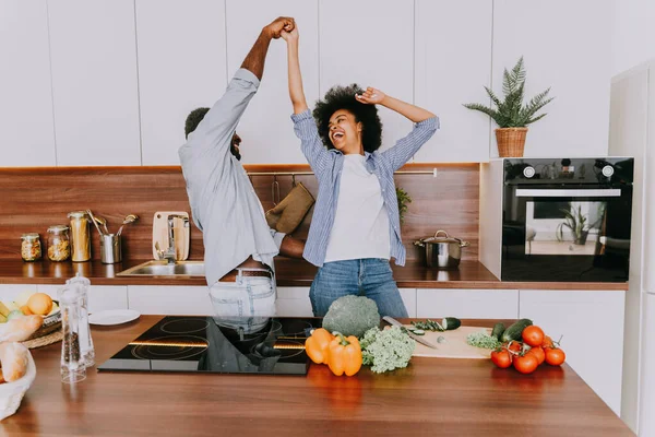 Hermosa Pareja Afroamericana Cocinando Casa Hermosa Alegre Pareja Negra Preparando —  Fotos de Stock