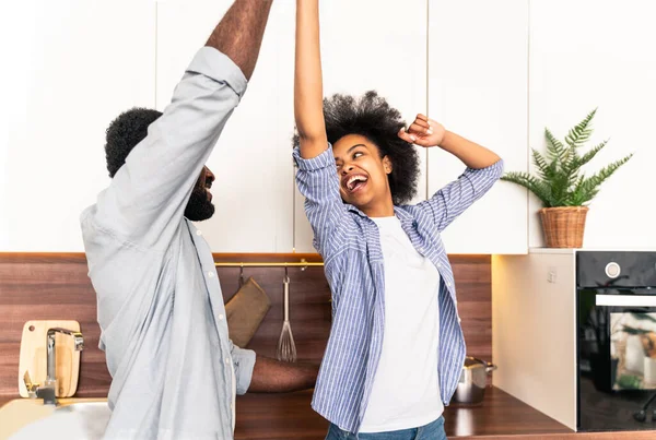 Mooi Afro Amerikaans Paar Koken Thuis Mooi Vrolijk Zwart Paar — Stockfoto