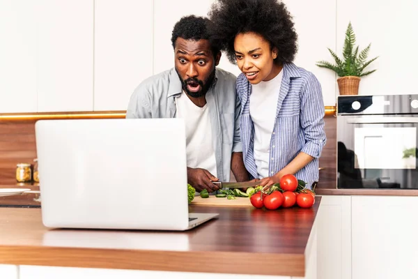 Mooi Afro Amerikaans Paar Koken Thuis Mooi Vrolijk Zwart Paar — Stockfoto