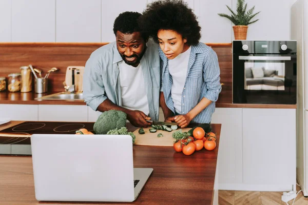 Hermosa Pareja Afroamericana Cocinando Casa Hermosa Alegre Pareja Negra Preparando —  Fotos de Stock