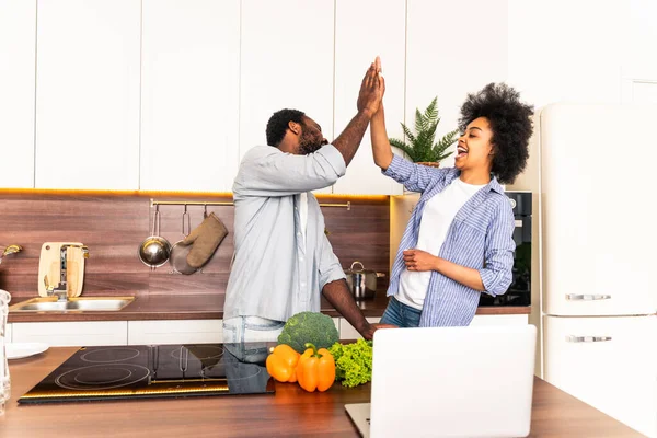 Hermosa Pareja Afroamericana Cocinando Casa Hermosa Alegre Pareja Negra Preparando —  Fotos de Stock