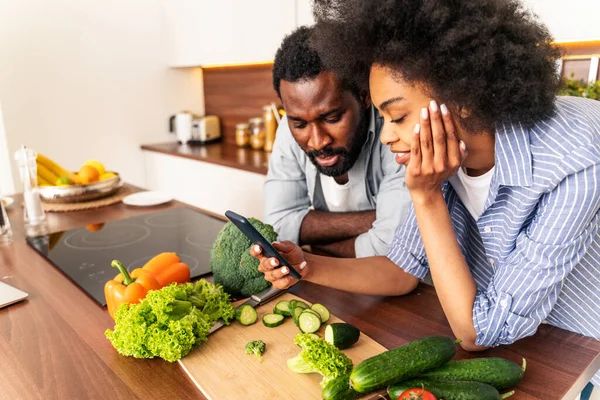 Hermosa Pareja Afroamericana Cocinando Casa Hermosa Alegre Pareja Negra Preparando —  Fotos de Stock