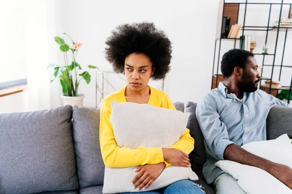 Casal Negro Ter Uma Discussão Casa Crise Relacionamento Imagem De Stock