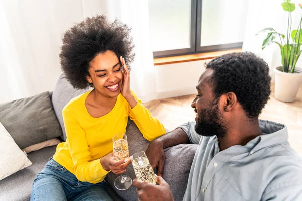 Pareja Negra Bebiendo Vino Espumoso Casa Para Celebrar Pareja Alegre — Foto de Stock