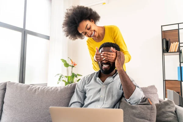 Belo Casal Afro Americano Trabalhando Dispositivo Laptop Computador Casal Moderno — Fotografia de Stock