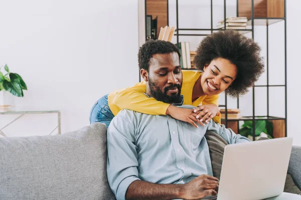 Belo Casal Afro Americano Trabalhando Dispositivo Laptop Computador Casal Moderno — Fotografia de Stock