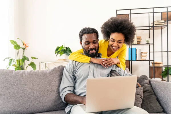 Hermosa Pareja Afro Americana Trabajando Ordenador Portátil Dispositivo Moderna Pareja — Foto de Stock