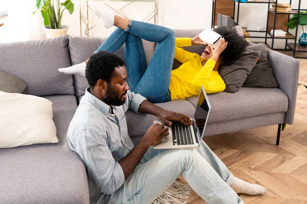 Красивая Афро Американская Пара Работающая Компьютере Ноутбук Устройство Современная Пара — стоковое фото