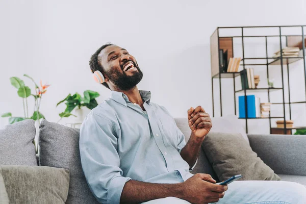 Bonito Homem Adulto Preto Casa Ouvindo Música Online Com Smartphone — Fotografia de Stock