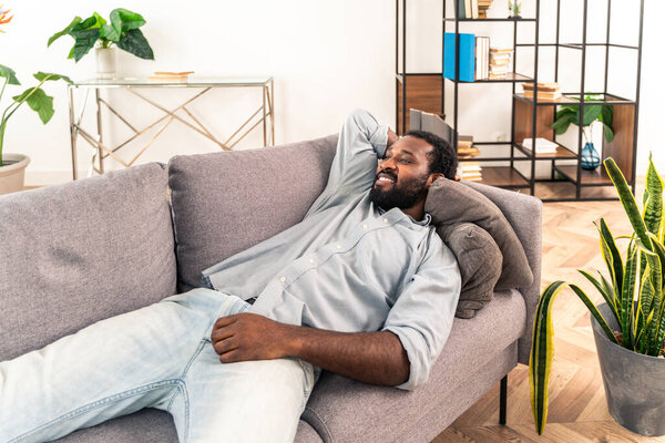 Красивый черный взрослый мужчина дома