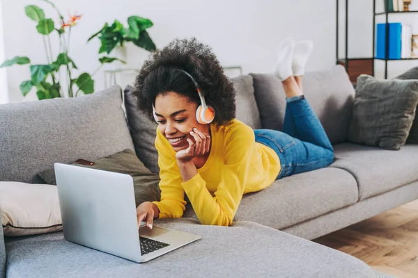 Hermosa Mujer Adulta Negra Casa Escuchando Música Línea Con Computadora — Foto de Stock