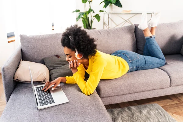 Hermosa Mujer Adulta Negra Casa Escuchando Música Línea Con Computadora — Foto de Stock