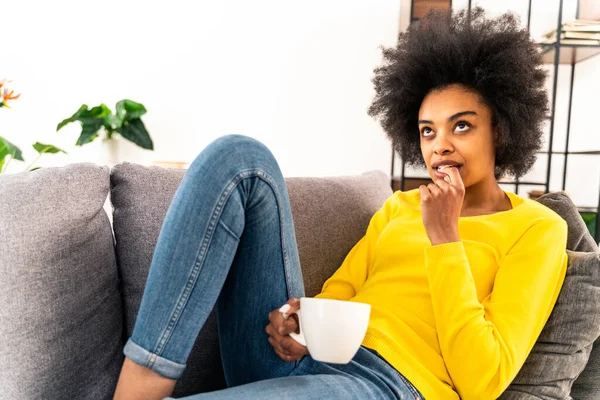 Afro Amerikaans Meisje Drinken Mok Koffie Ontspannen Thuis — Stockfoto