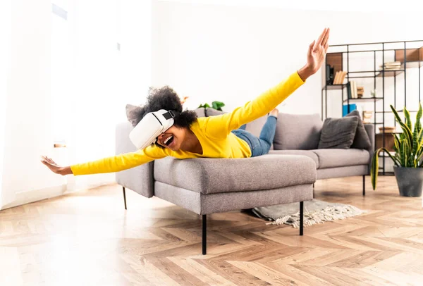 Mooie Vrouw Spelen Thuis Met Headset Zwarte Vrouw Liggend Bank — Stockfoto