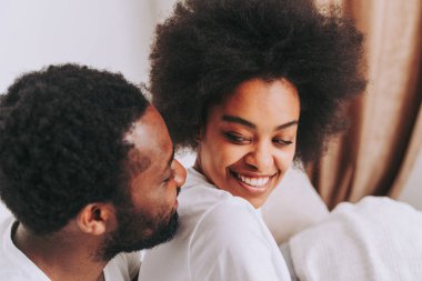 Afro-Amerikan çift yatakta - gerçekten güzel ve neşeli sevgililer evde