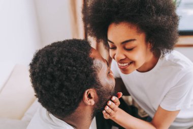 Afro-Amerikan çift yatakta - gerçekten güzel ve neşeli sevgililer evde