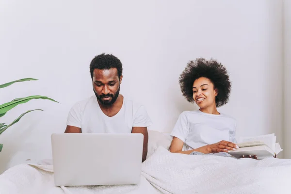 Casal Afro Americano Cama Real Belo Alegre Par Amantes Casa — Fotografia de Stock