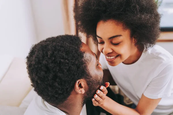 アフリカ系アメリカ人のカップルでベッド 自宅で恋人の本当の美しいと陽気なペア — ストック写真