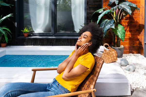 Красивая афро-американка с вьющимися волосами дома