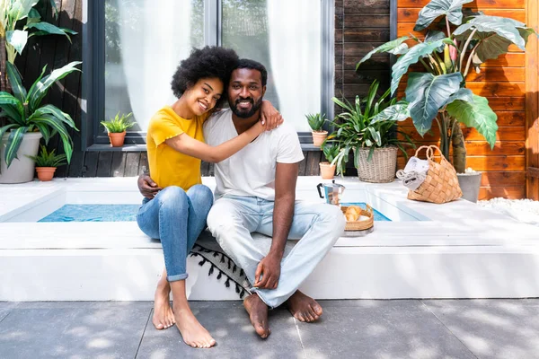 Cuplu Afro American Acasă Grădină Cuplu Negru Frumos Petrecându Timpul — Fotografie, imagine de stoc