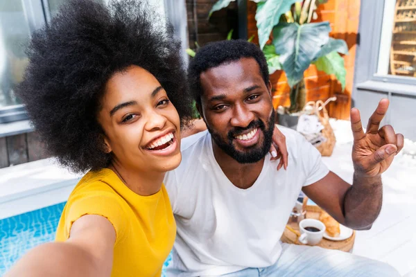 Afro Americký Pár Doma Zahradě Krásný Černošky Pár Tráví Čas — Stock fotografie