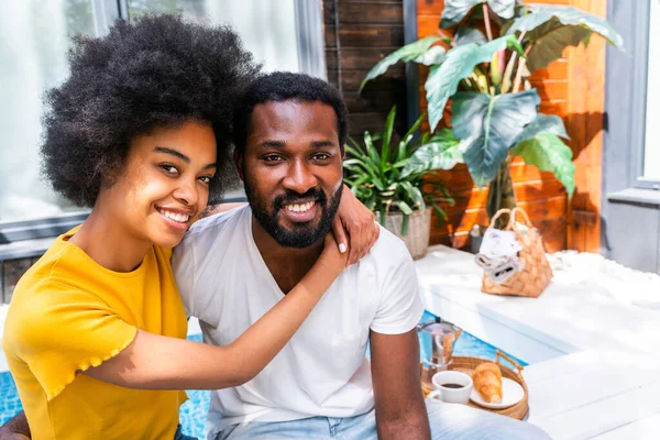 Afro Americký Pár Doma Zahradě Krásný Černošky Pár Tráví Čas — Stock fotografie